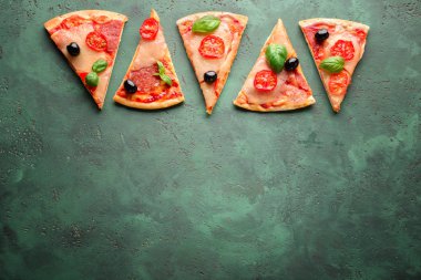 Dilim dokulu renkli arka plan üzerinde lezzetli pizza