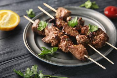 Metal plaka üzerinde sulu et mangal şiş