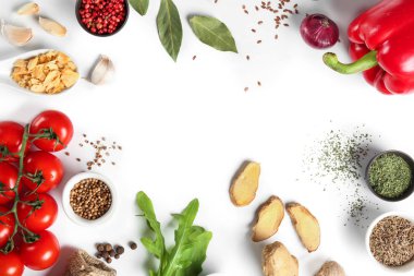 Beyaz arka plan üzerinde çeşitli baharatlar ile kompozisyon