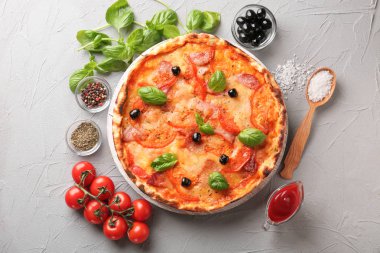 Lezzetli pizza sosu ve baharatlar tablo ile