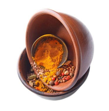 Beyaz arka planda farklı baharatlı kaseler