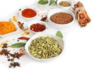 Baharat beyaz arka plan üzerinde çeşitli