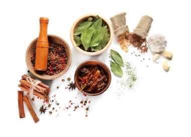 Baharat beyaz arka plan üzerinde çeşitli