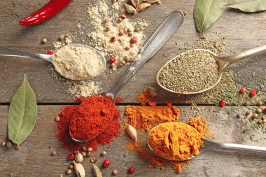 Ahşap arka planda farklı baharatlar içeren kompozisyon