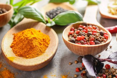 Tablo, tatlı baharatlar ile tahta kaşıklar