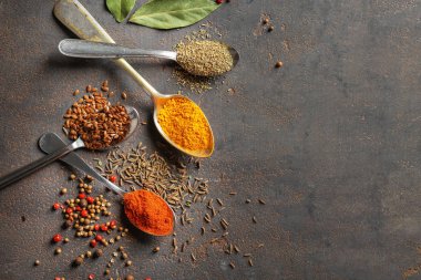 Metal kaşık ile baharat gri arka plan üzerinde