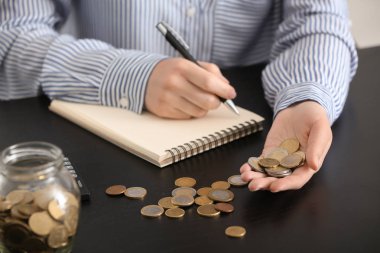 Kadın masada para sayma. Tasarruf kavramı