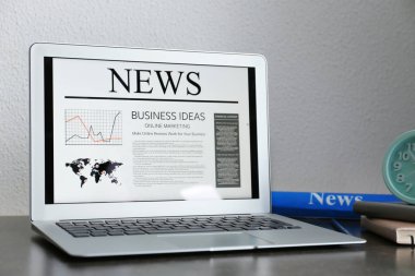Açık Haberler sayfasında tablo ile dizüstü bilgisayar