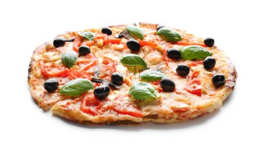 Beyaz arka plan üzerinde zeytinli lezzetli İtalyan pizza