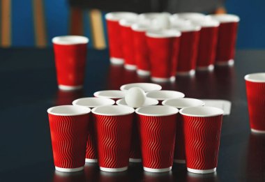 Bira pong oyunu için masaya ayarla