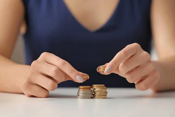 テーブルの上の女性スタッキング コイン 節約のコンセプト — ストック写真