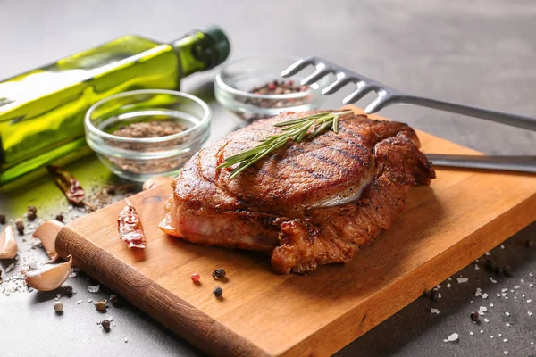 Dřevěná Deska Chutné Grilované Steaky Koření Stole — Stock fotografie