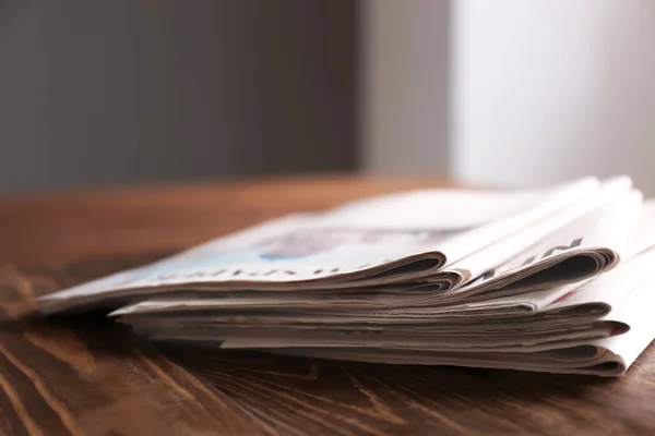 Σωρό Των Εφημερίδων Στο Ξύλινο Τραπέζι — Φωτογραφία Αρχείου