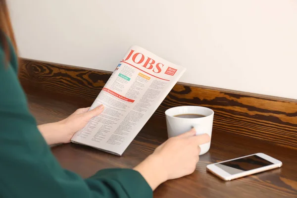 Ung Kvinna Läsa Tidningen När Man Dricker Kaffe Vid Bord — Stockfoto