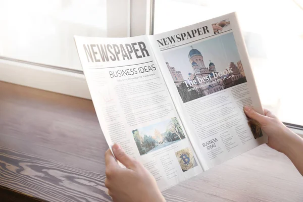 Mujer Joven Leyendo Periódico Cerca Ventana Interior —  Fotos de Stock