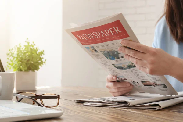 Jovem Mulher Lendo Jornal Mesa Dentro Casa — Fotografia de Stock