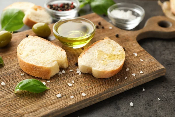 Brood Olijfolie Grijze Tafel — Stockfoto