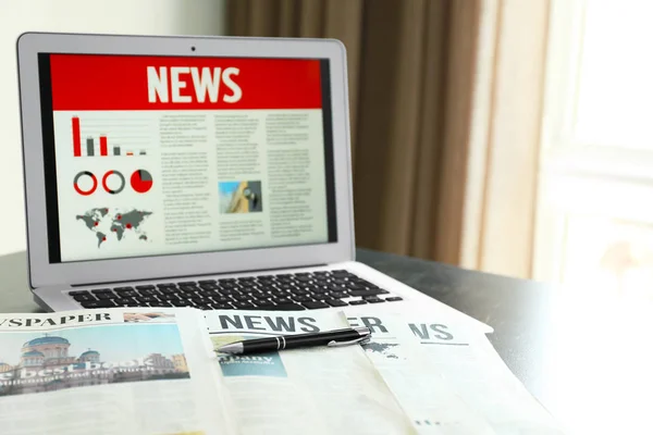 Laptop Open Website Newspapers Table Indoors — Stock Photo, Image