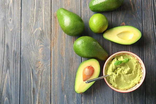 Tál Ízletes Guacamole Fából Készült Asztal Érett Avokádó — Stock Fotó