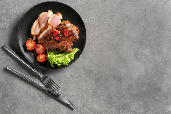 Plate Sliced Tasty Steak Vegetables Table — Stock Photo, Image