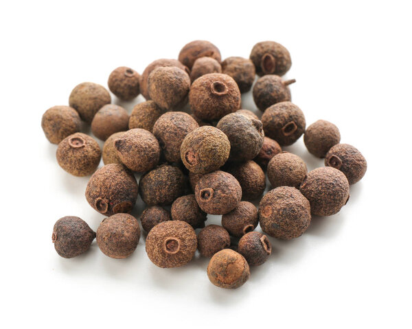 Перец Allspice на белом фоне
