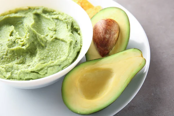 Kom Met Heerlijke Guacamole Rijpe Avocado Plaat — Stockfoto