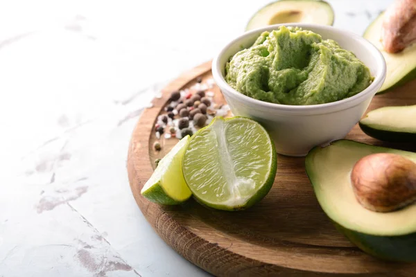 Bowl Delicious Guacamole Spices Ripe Avocados Wooden Board — Stock Photo, Image