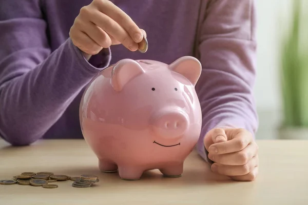 Uma Mulher Investir Dinheiro Piggy Bank Conceito Poupança — Fotografia de Stock
