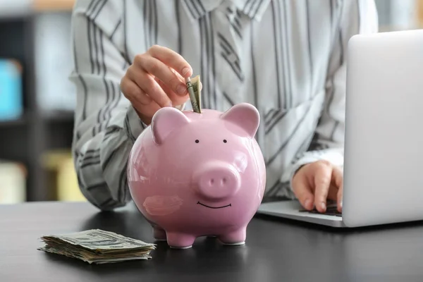 Uma Mulher Investir Dinheiro Piggy Bank Conceito Poupança — Fotografia de Stock