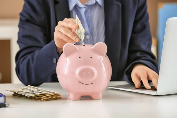 Vrouw Geld Steken Piggy Bank Besparingen Concept — Stockfoto