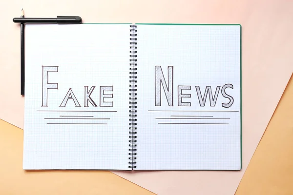 Caderno Com Palavras Fake News Sobre Fundo Cor — Fotografia de Stock