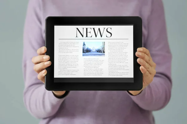 Woman Holding Tablet Computer News Screen — Stock Photo, Image