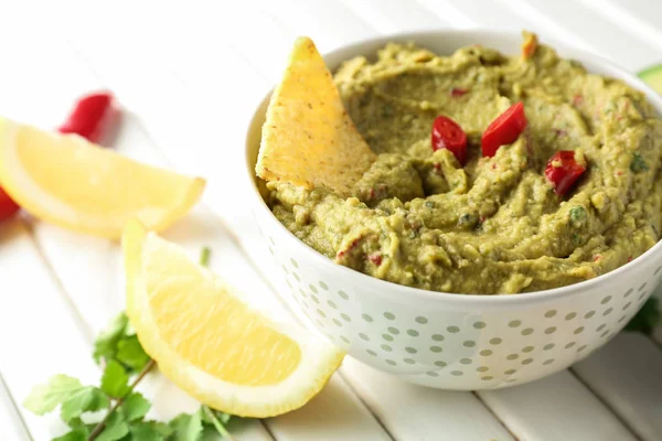 Schüssel Mit Köstlichem Guacamole Und Zitrone Auf Holztisch — Stockfoto