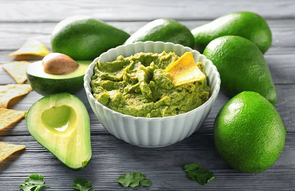 Bowl Delicious Guacamole Ripe Avocados Wooden Table — Stock Photo, Image