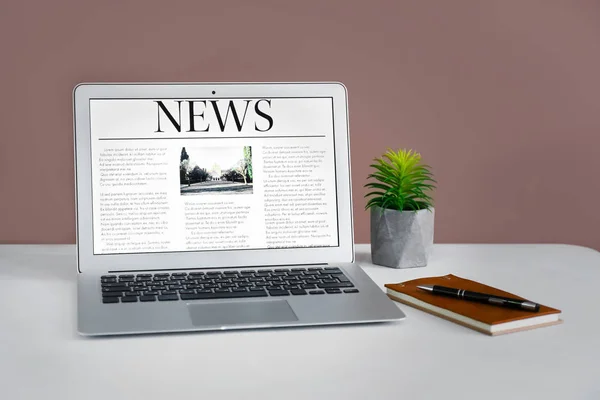 Workplace Laptop News Screen — Stock Photo, Image