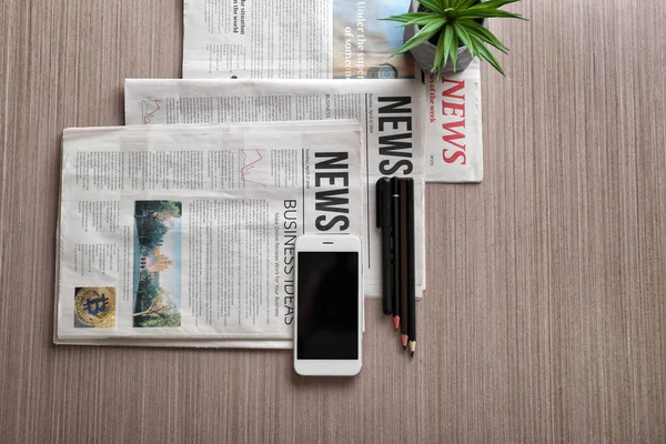 Komposition Mit Morgenzeitung Und Telefon Auf Holzgrund — Stockfoto