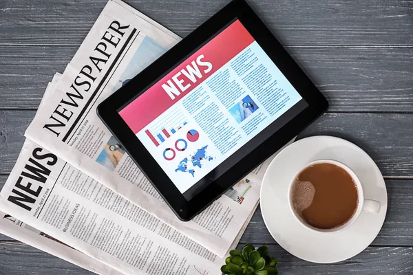 Tablet Computer News Screen Newspapers Wooden Background — Stock Photo, Image