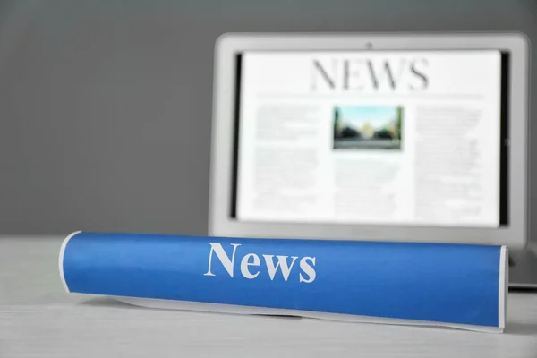 Papierrolle Mit Word News Auf Dem Tisch — Stockfoto