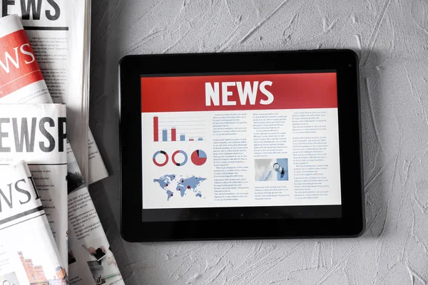 Tablet bilgisayar dokulu arka plan ekranda haberleri ile