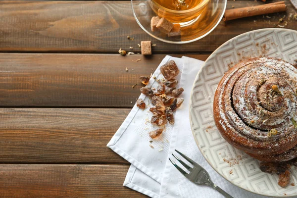 Plate Sweet Cinnamon Bun Table — Stock Photo, Image