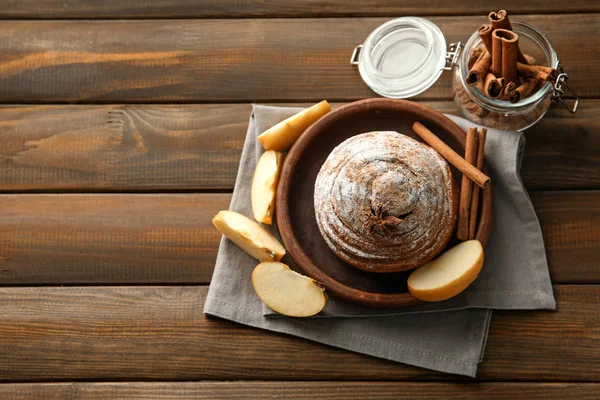 Plate Sweet Cinnamon Bun Sliced Apple Wooden Table — Stock Photo, Image