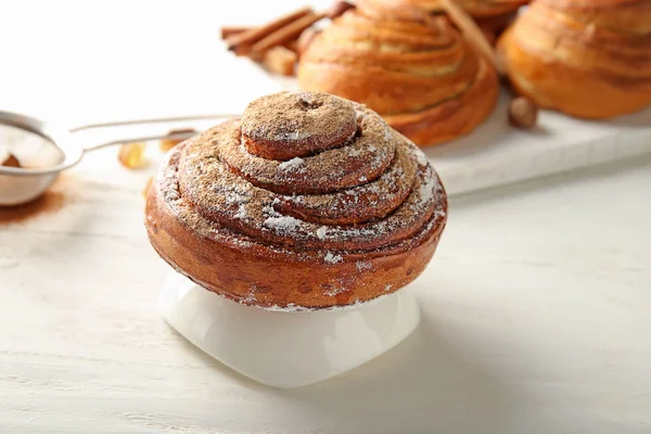 Süße Zimtbrötchen Auf Holztisch — Stockfoto