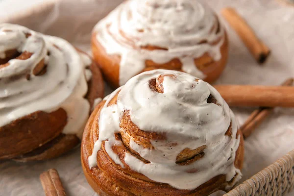 Wicker Basket Glazed Cinnamon Buns Closeup — Stock Photo, Image