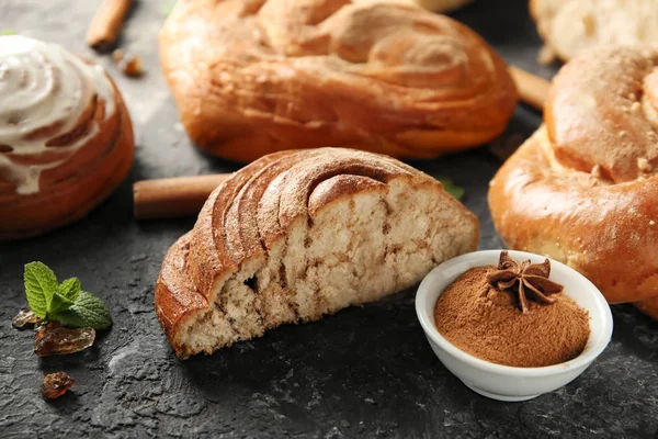 Schüssel Mit Zimtpulver Und Süßen Brötchen Auf Dem Tisch — Stockfoto