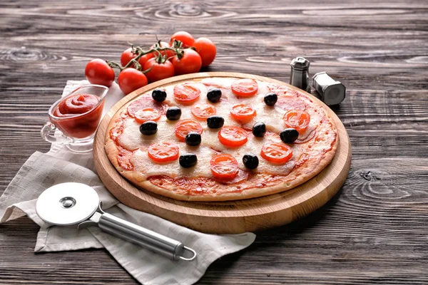 Složení Chutnou Italskou Pizzu Dřevěný Stůl — Stock fotografie
