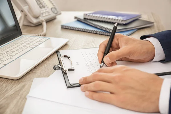 Mann Macht Liste Während Tisch Sitzt Nahaufnahme — Stockfoto