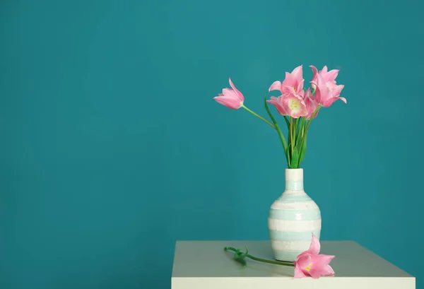 Vase Beautiful Tulips Table Color Background — Stock Photo, Image