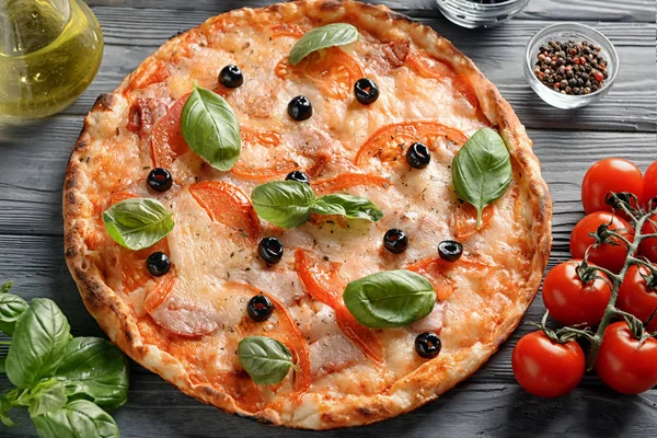 Pizza Savoureuse Ingrédients Sur Table Bois — Photo