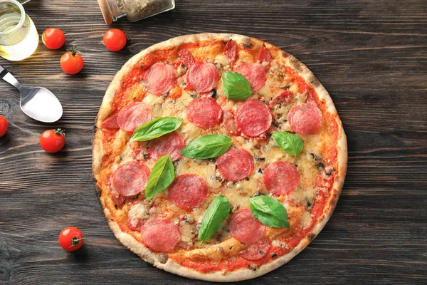 Fából Készült Asztal Ízletes Olasz Pizza — Stock Fotó