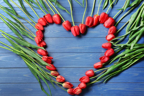 Serce Piękne Tulipany Podłoże Drewniane — Zdjęcie stockowe